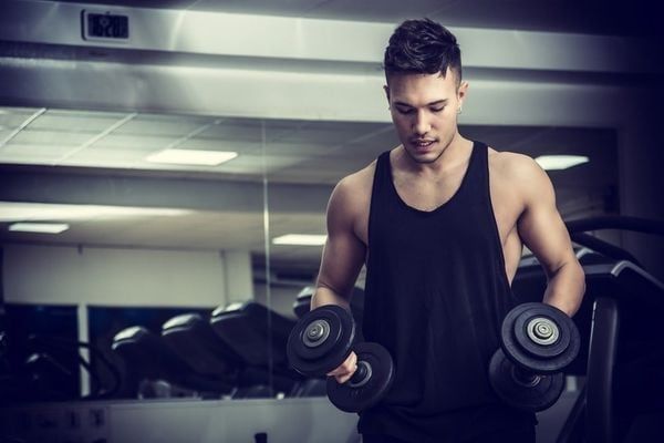 Bài tập cơ vai Dumbbell Lateral Raise giúp bạn có hình thể săn chắc và khỏe mạnh