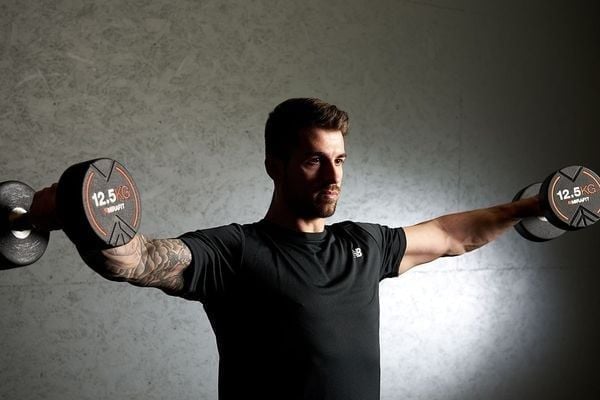 Không nên chọn loại tạ tay quá nhẹ hoặc quá nặng khi tập Dumbbell Lateral Raise