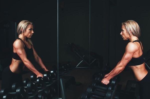 Dumbbell Shrug giúp xây dựng, phát triển kích thước và sức mạnh cơ cầu vai