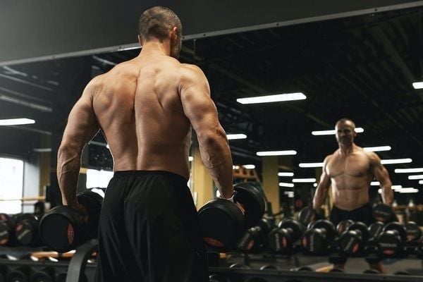 Lưu ý khi tập Dumbbell Shrug để tránh chấn thương tối đa