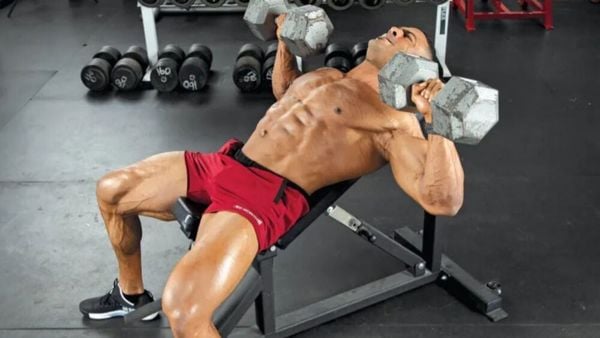 Incline Dumbbell Press là bài tập tạ đơn nằm trên ghế nghiêng