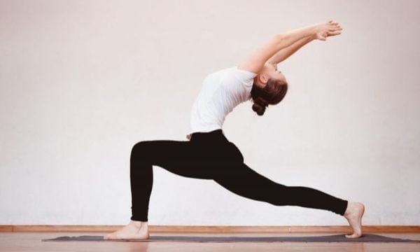 Tư thế trăng lưỡi liềm trong Yoga Vinyasa