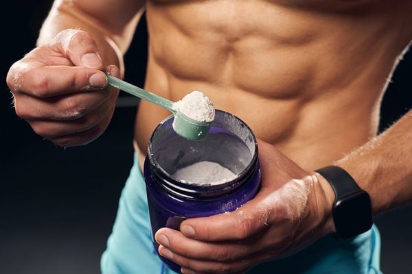 Nên uống bao nhiêu muỗng whey 1 ngày?
