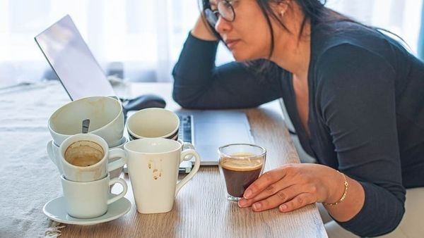 tránh uống đồ uống có caffein vào buổi chiều và tối