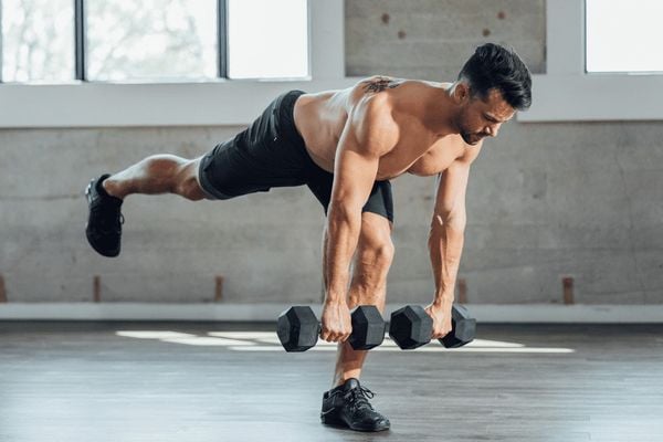 Bài tập Deadlift 1 chân với tạ đơn cho nam