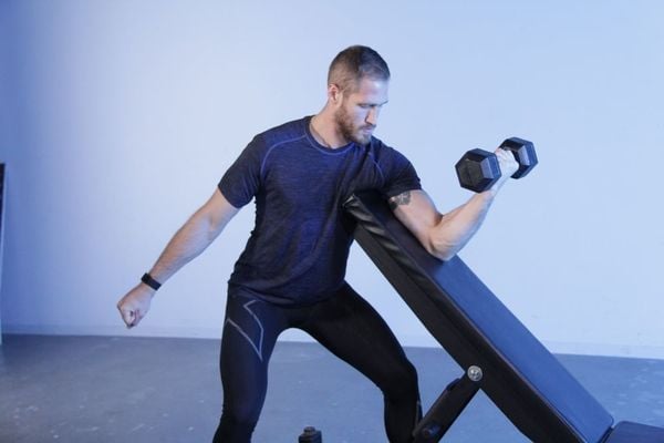 Bài tập Dumbbell Preacher Curl