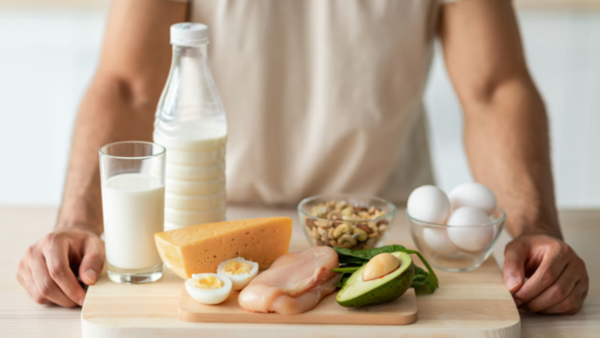Theo khuyến nghị của các chuyên gia dinh dưỡng, người trưởng thành cần nạp ít nhất 0,8 gram protein/kg trọng lượng cơ thể mỗi ngày.