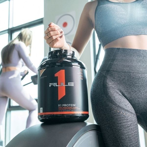 So sánh Hydropure và Rule 1: Rule 1 Protein có sự kết hợp giữa whey isolate và whey hydrolyzed