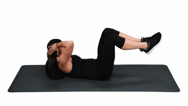 Bài tập gập bụng chéo Twist Crunches