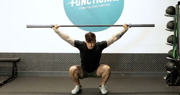 Overhead Squat tác động mạnh lên cơ đùi, tay và vai