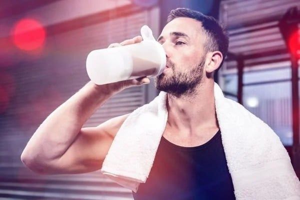 Uống Whey Protein trong vòng 15-30 phút sau buổi tập tay sau