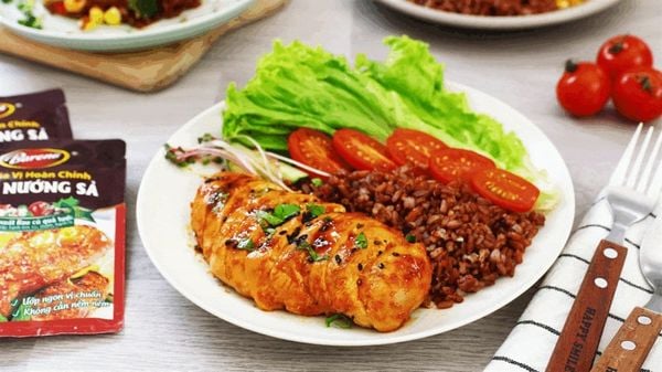 Cơm gạo lứt ức gà nướng theo chế độ Eat Clean