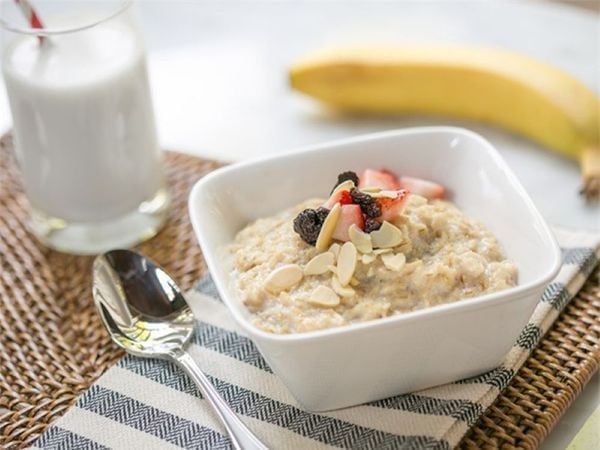 Bữa sáng bằng ngũ cốc hoa quả và sữa tươi không đường