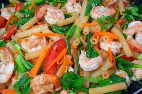 Thực đơn giảm cân khoa học với nui xào hải sản