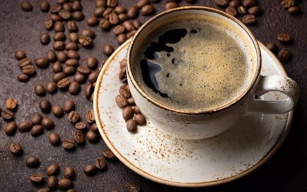 đồ uống caffeine có thể cản trở hấp thụ canxi