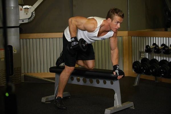 Bài tập Tricep Dumbbell Kickback