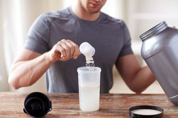 pha whey sai cách dẫn đến uống vào bị nổi mụn