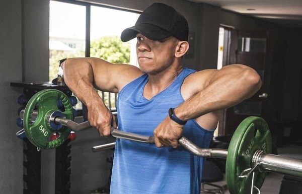 Upright Row là bài tập thể hình phổ biến giúp phát triển cơ cầu vai