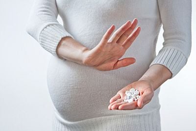 Cả NMN và NR đều chưa có khuyến cáo chính thức cho người dưới 18 tuổi, phụ nữ có thai và cho con bú.