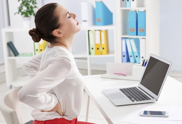 lối sống ít vận động, ngồi máy tính nhiều có thể gây loãng xương ở độ tuôỉ trẻ