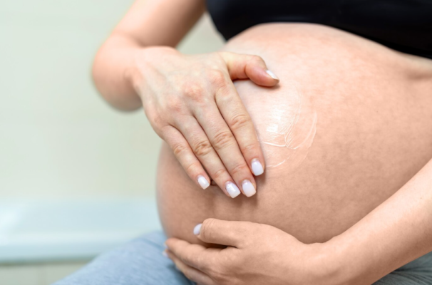 Móng có thể trở nên giòn hơn, có rãnh khía hoặc tách móng ở cuối gốc móng, được gọi là bong móng