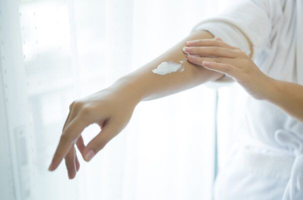 Sử dụng kem dưỡng ẩm chất lượng cao để giữ cho da bụng luôn được hydrat hóa