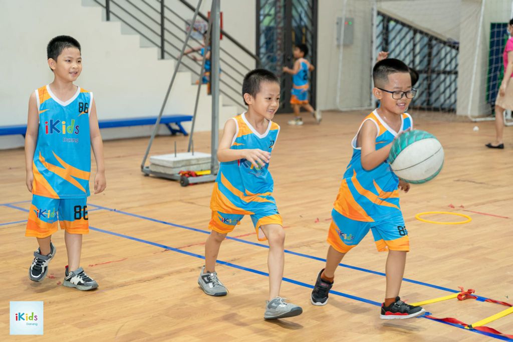 Cho con tập thể thao giúp tăng chiều cao