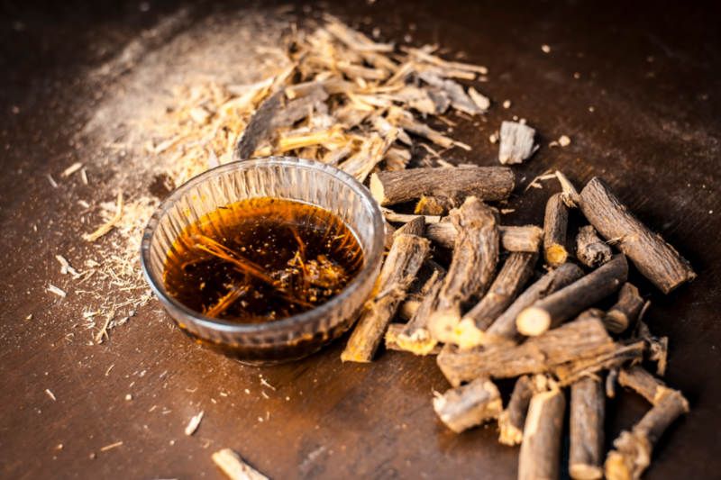 dầu dưỡng có chứa thành phần cam thảo giúp làm sáng da
