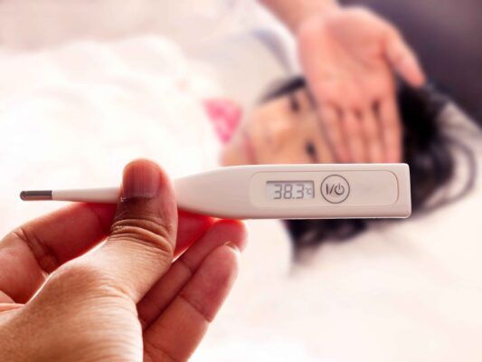 Sốt cao là một trong những triệu chứng thường thấy ở người bị viêm màng não