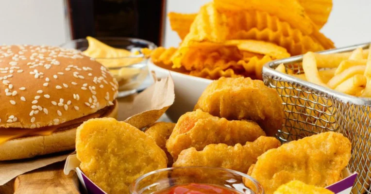 cần tránh đồ ăn dầu mỡ để hạn chế dị ứng