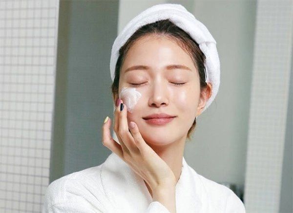 Bôi kem chống nắng mỗi sáng