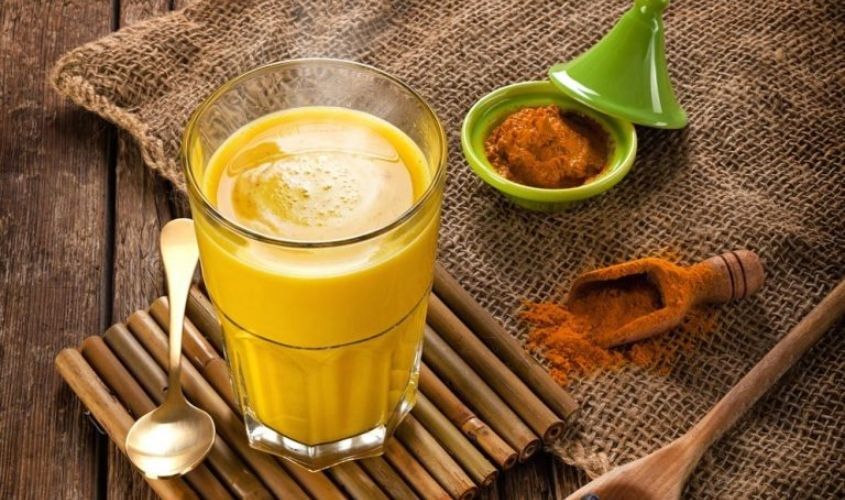 bột nghệ pha nước ấm mỗi sáng