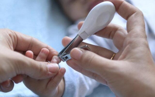 cắt móng tay cho trẻ thường xuyên