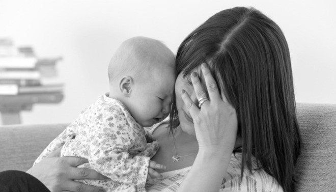 chăm con sau sinh khiến mẹ stress