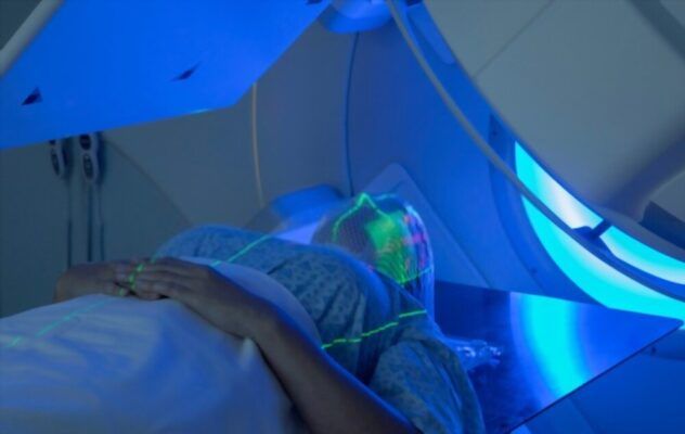 đang thực hiện hoá trị hoặc xạ trị