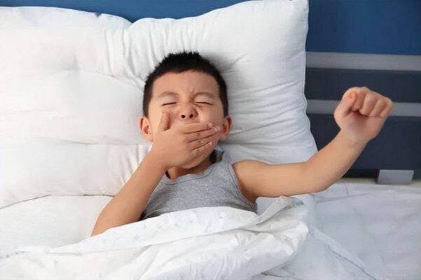 trẻ ngủ muộn sẽ ảnh hưởng đến chiều cao
