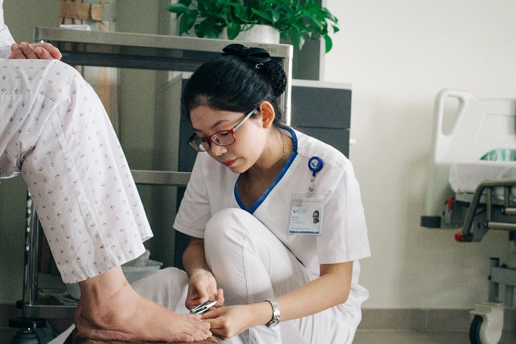 PHÒNG NGỪA LOÉT BÀN CHÂN: HÀNH ĐỘNG NGAY HÔM NAY!