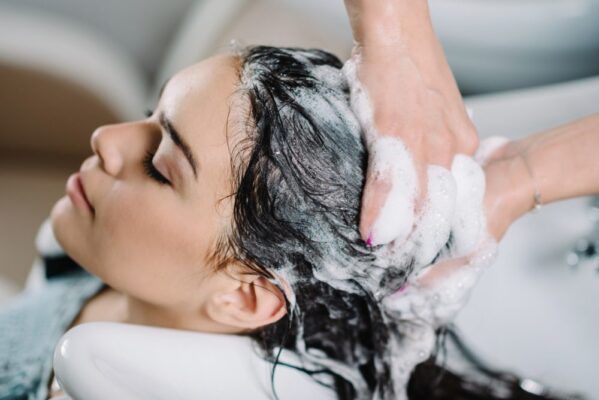 gội đầu đúng cách để giảm bết gầu