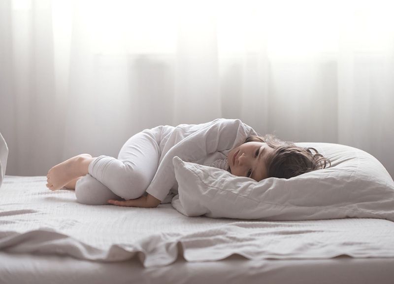 Trẻ hay trở mình, lăn lộn nhiều trong đêm