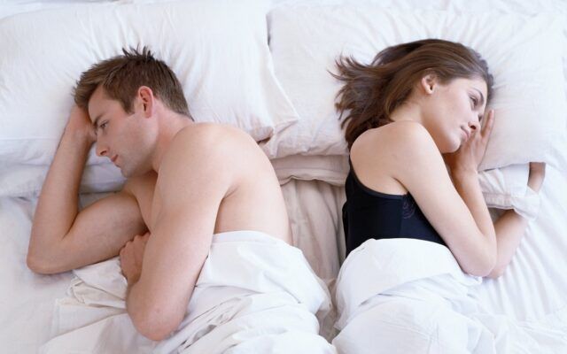 Khó chịu khi anh ấy gợi ý điều gì đó mới mẻ khiến chuyện quan hệ tình dục khó khăn