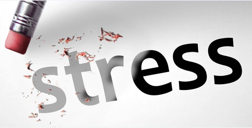 ngủ đủ, giảm stress giúp ngăn chàm môi tái lại