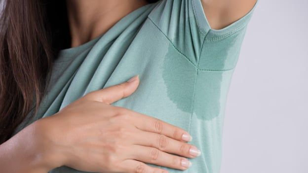 Mặc đồ thấm hút mồ hôi, tránh đồ chật