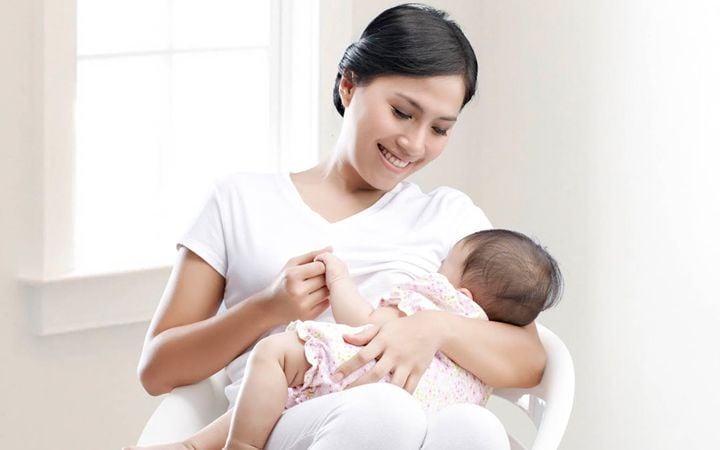 mẹ cho con bú bị rút canxi nhiều hơn