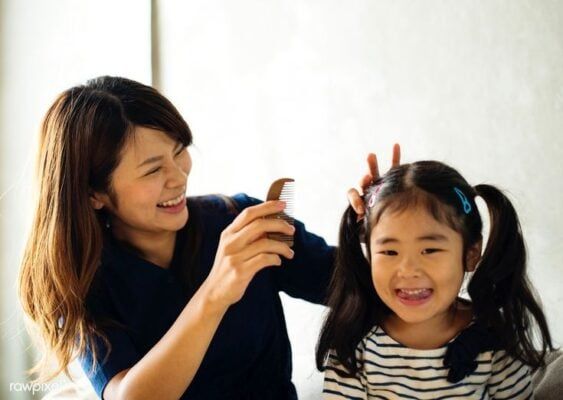 Mẹ cùng con gái làm đẹp