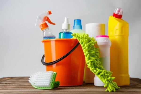 viêm da cơ địa do tiếp xúc nhiều với hoá chất tẩy rửa