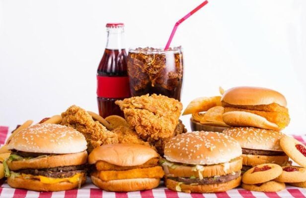 chế độ ăn uống nhiều thức ăn nhanh, nước uống có ga cũng có thể gây loãng xương