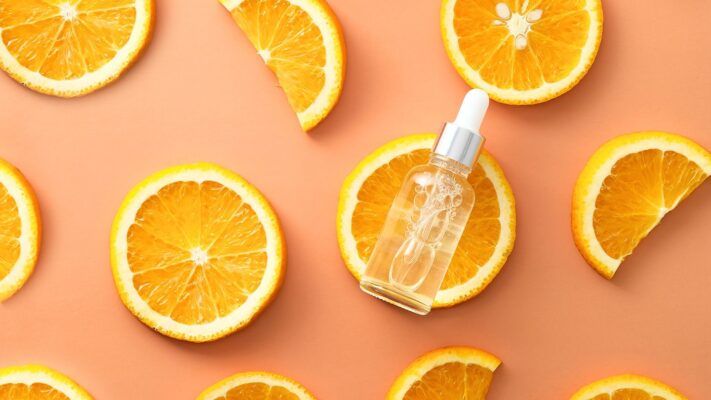 AHAs và vitamin C là một thành phần có tính làm dịu da và chống viêm