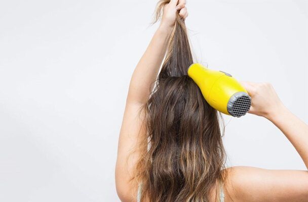 sấy tóc nóng có gây bết tóc không