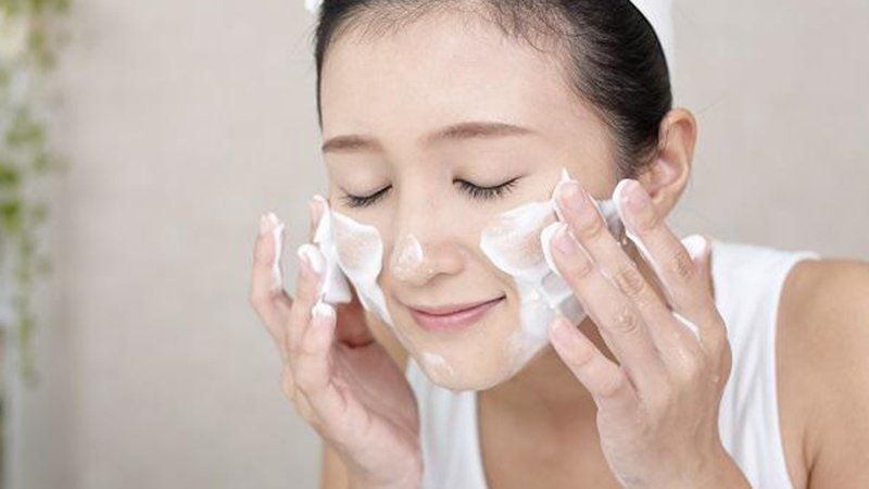 LUÔN TẨY TRANG KÉP VÀ RỬA MẶT SAU KHI MAKEUP