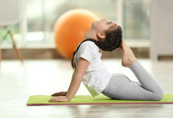 yoga giúp bé gái tăng chiều cao